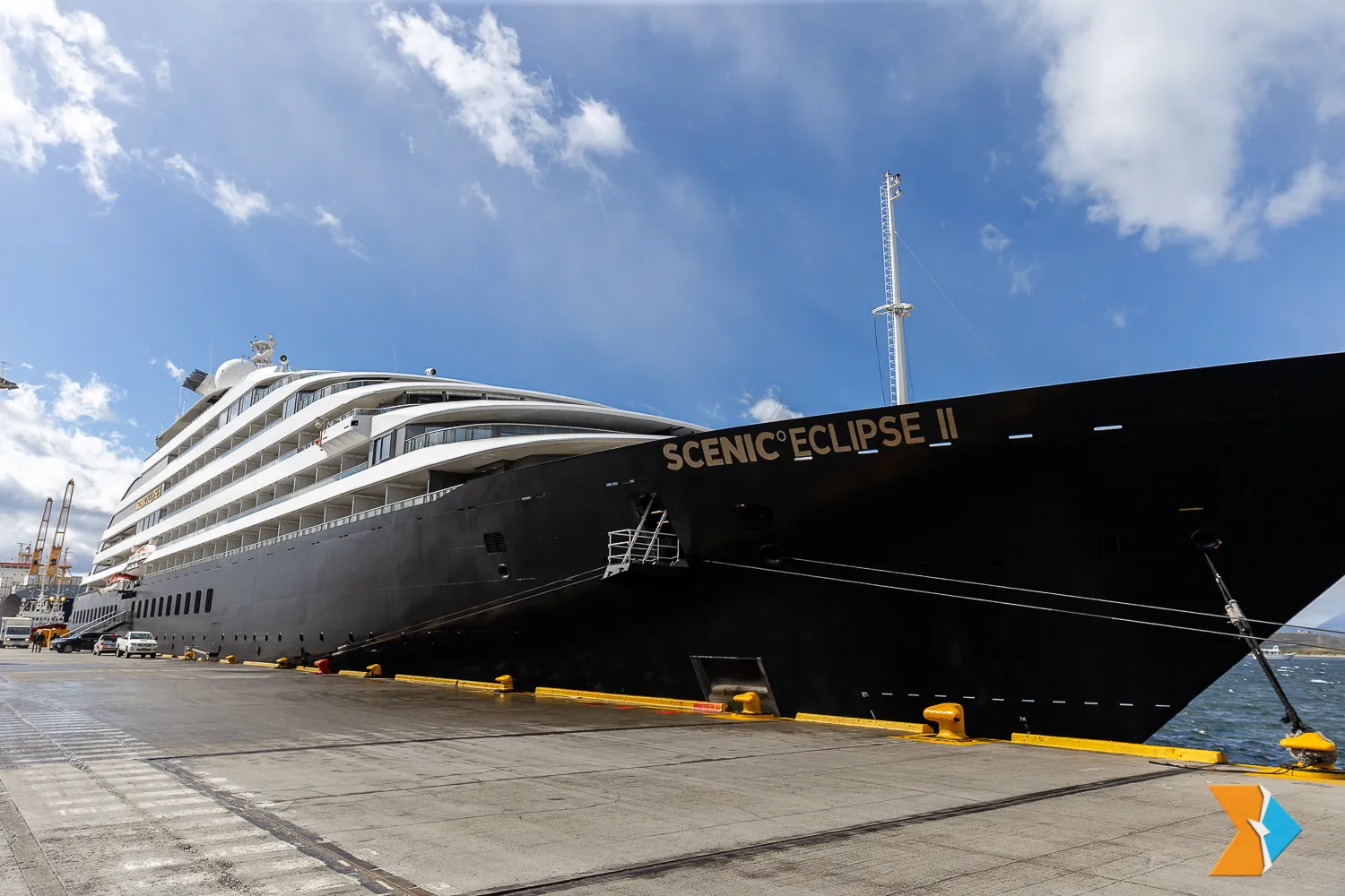 UN CRUCERO DE SUPER LUJO AMARRÓ EN EL PUERTO DE USHUAIA