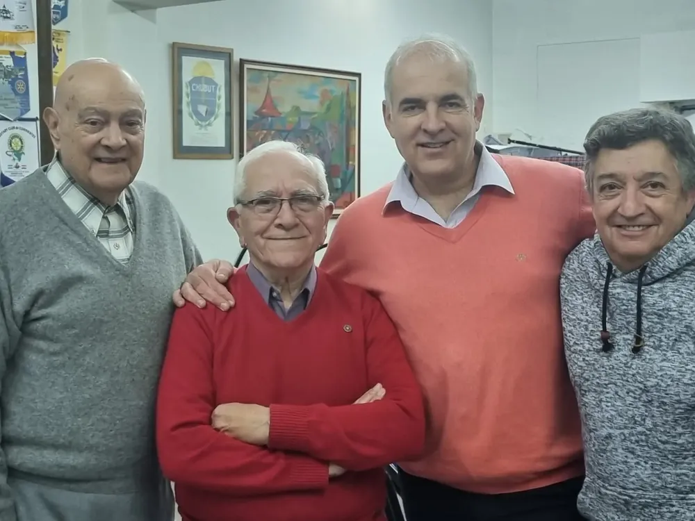 Locutores junto a Carlos Espinosa