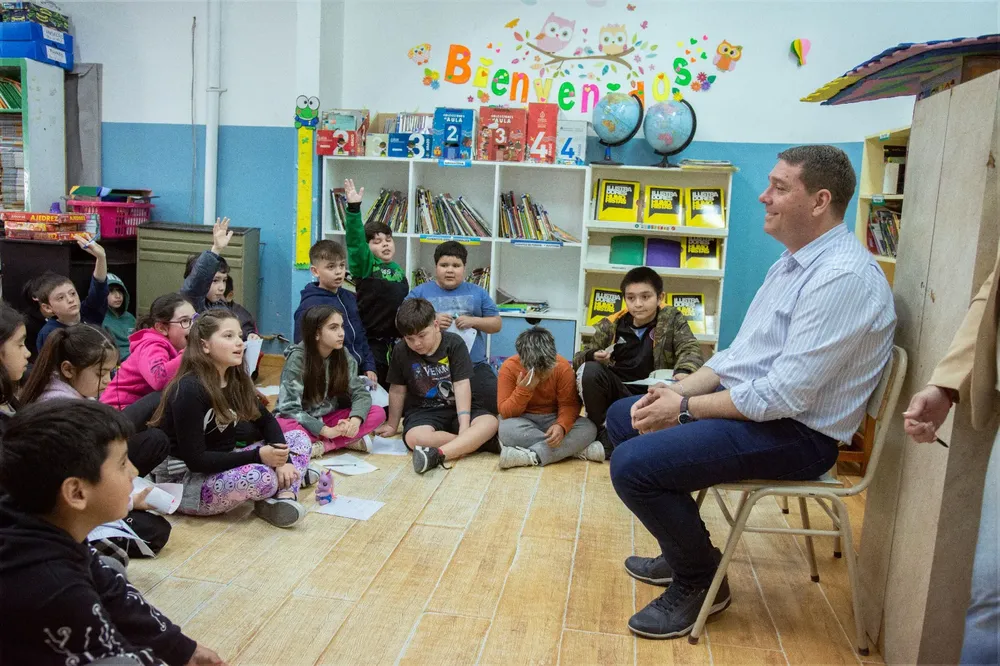 Biss junto a los estudiantes de cuarto grado de la Escuela N° 4 (3)