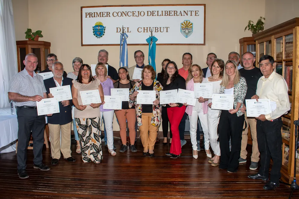 Gaiman realizo presentacion de autoriadades electas