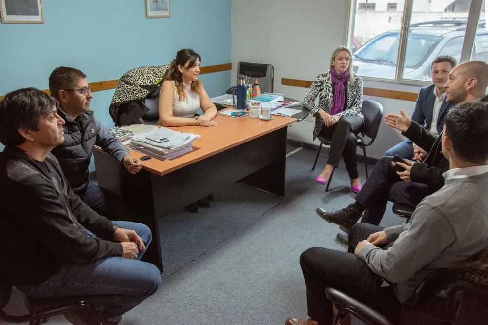 Funcionarios municipales junto a autoridades locales del Banco Macro