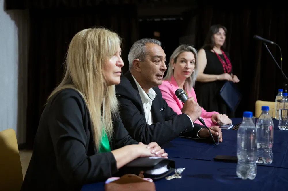 Entrega de certificados a participantes de la Primera Feria Municipal del Libro en Rawson (2)