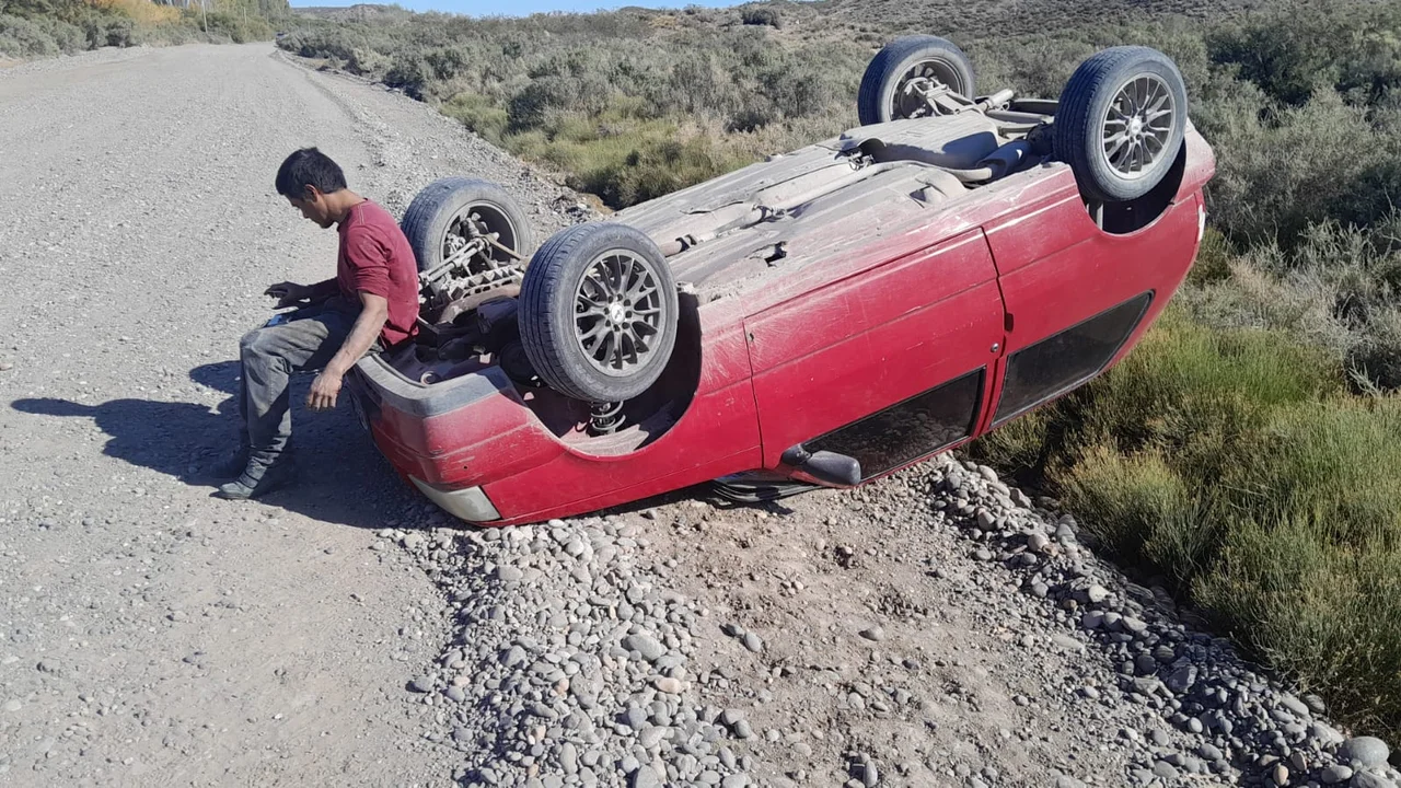 VOLCÓ TRAS PERDER EL CONTROL DE SU AUTO EN LA EX RUTA 25