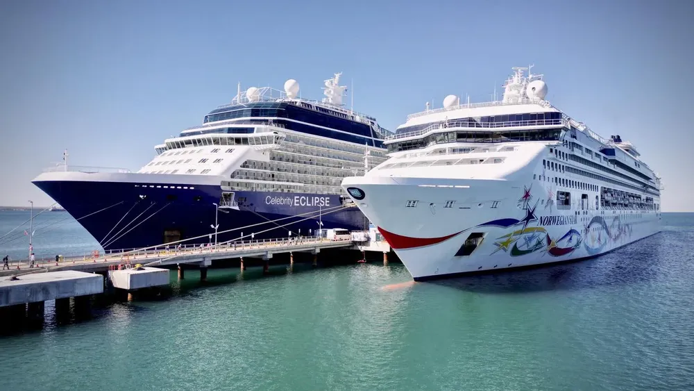 Dos cruceros en el muelle Piedrabuena