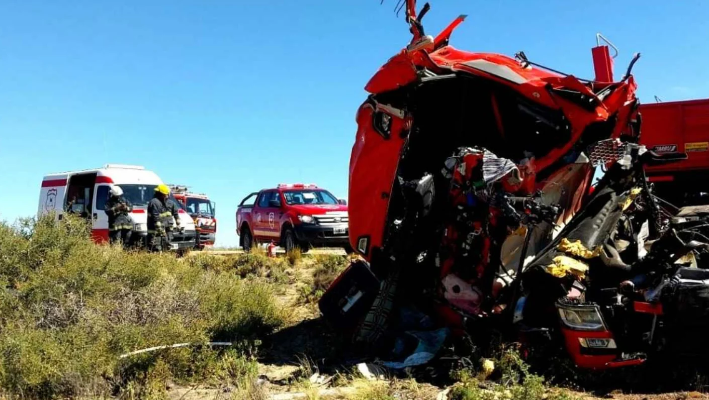 Un choque entre camiones en la Ruta 3 con un chofer atrapado