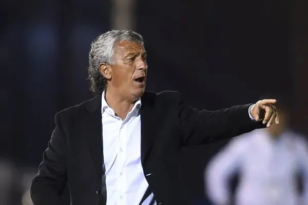 PIPO GOROSITO: "SE VE CLARO QUE EL JUGADOR CABECEA LA BOTELLA"