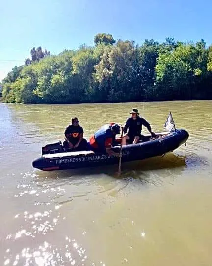 niño ahogándose en el río