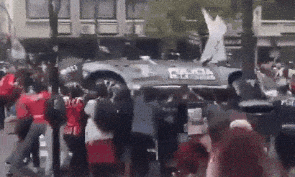 Dan vuelta un móvil policial 