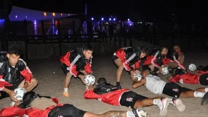 DEPORTIVO RIESTRA ENTRENÓ A METROS DE UN BOLICHE