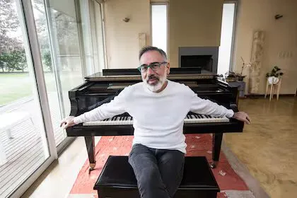 Leo Sujatovich y su piano