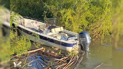 Lancha abandonada en el río Paraná.