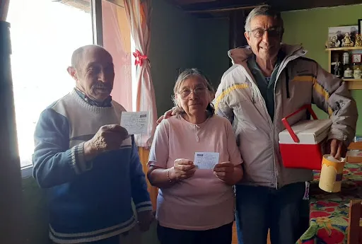 Adultos mayores con su certificado de vacunación