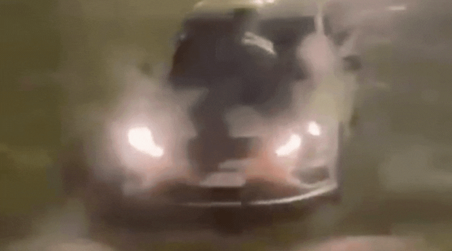 Policia arrastrado en el capot de un auto
