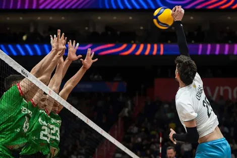 Tras dos victorias iniciales, la Selección argentina de vóley sufrió una dura caída ante un rival que no perdonó.