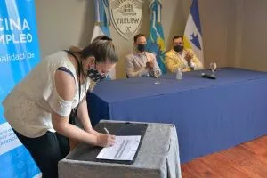 Firma de convenios de entrenamientos laborales para jóvenes