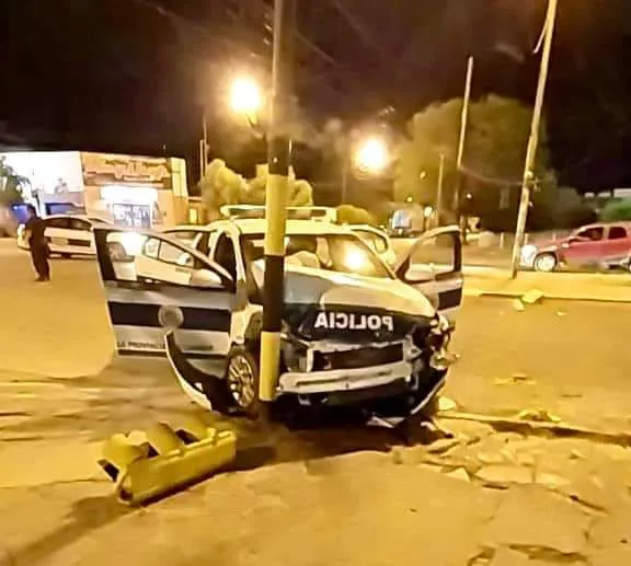 Choque patrullero y taxi Rawson foto FM Tropical, 1