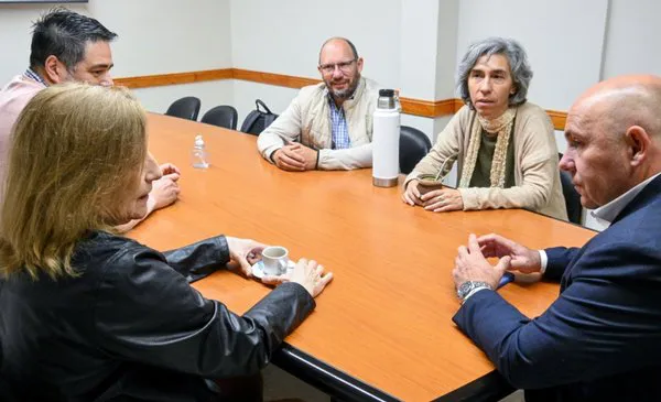 Fernando Menchi y Marcela Freytes reunidos con el intendente Gustavo Sastre