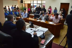 CONCEJALES-APROBANDO-SES-6-MARZO-300x200