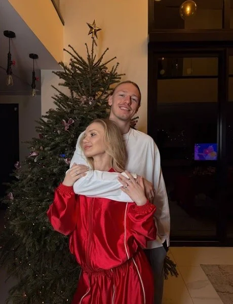 Safonov está casado con la influencer Marina Kondratiuk.
