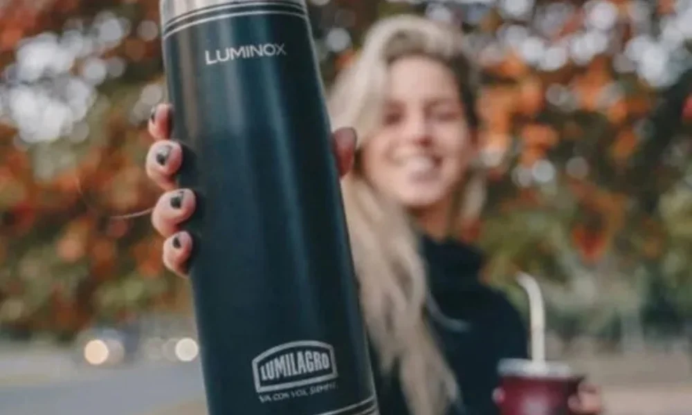 La empresa respondió a cuestionamientos de usuarios y defendió la decisión de importar algunos componentes.