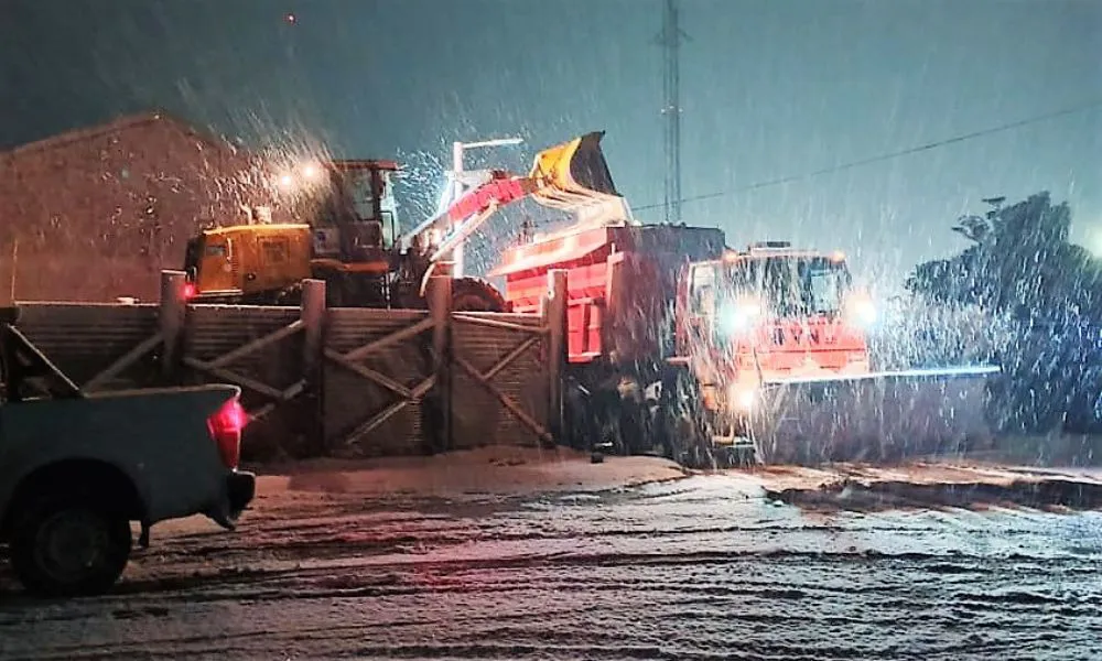 Sal contra la nieve en la Ruta 3 Chubut foto Rutas Chubutenses