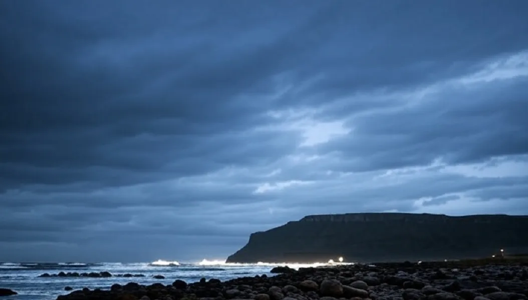 Imagen ilustrativa generada por AI noche, nublada con tormenta en la costa