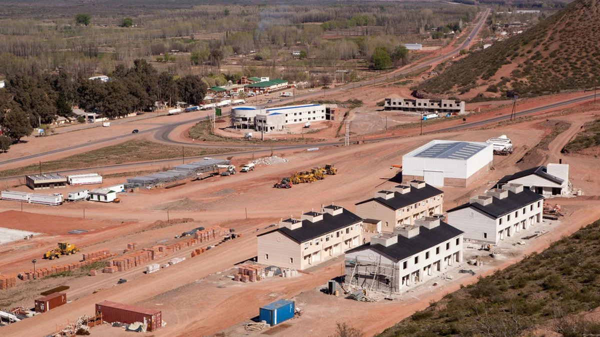 La falta de infraestructura residencial e insumos en Añelo contrasta con la llegada constante de trabajadores.. Fuente Ricardo Ceppi  Getty Images