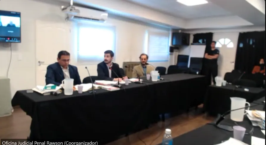 Roberto Bubas y sus abogados defensores en los tribunales de Rawson