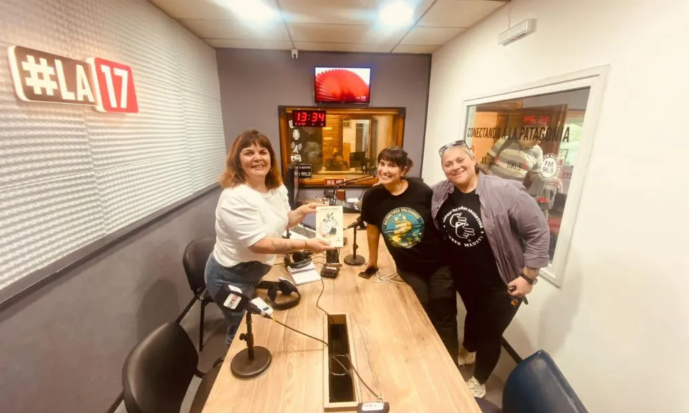 Cristina reyes española en madryn con su libro Quiérete Sorda