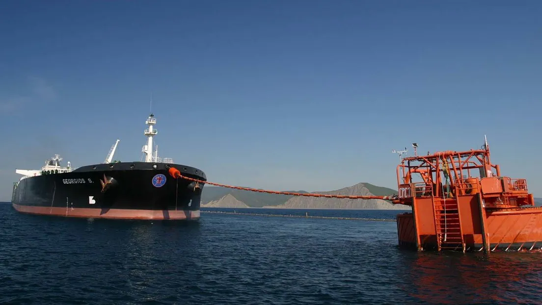Barco petrolero y boya flotante (Imagen ilustrativa)