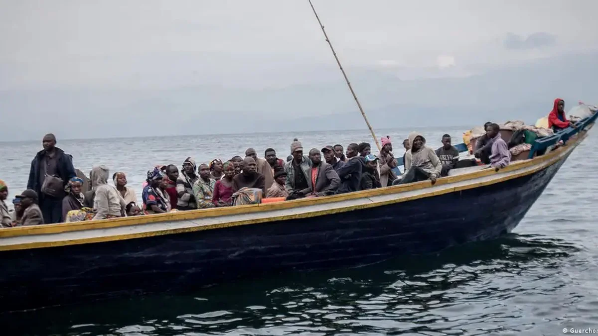 Los dos botes estaban sobrecargados.