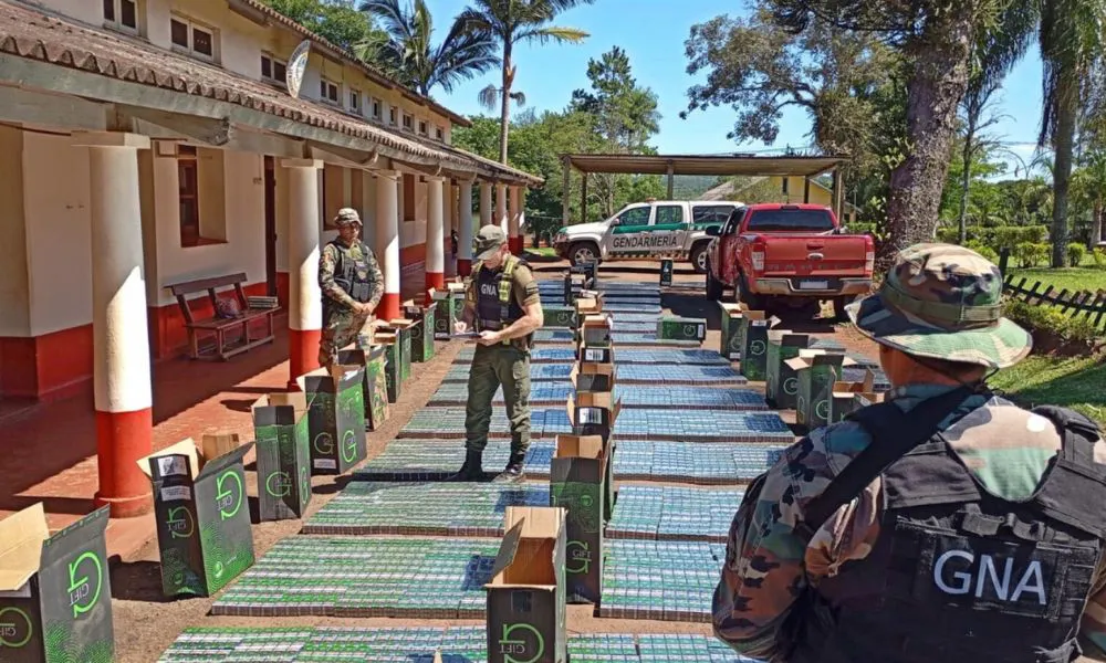 Camioneta robada y miles de cigarrillos ilegales
