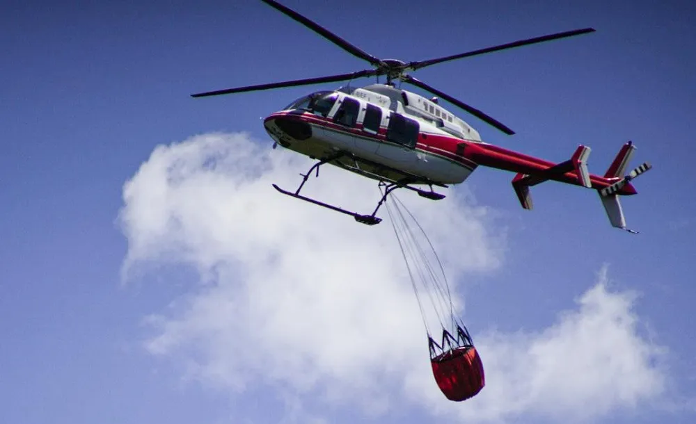 helicorpero con helibalde incendio Lanín