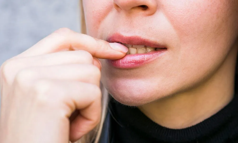 Morder las uñas. Foto Freepik