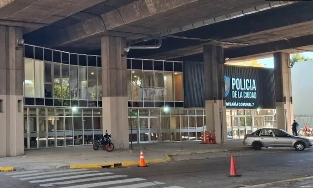 El oficial cumplía tareas cuando fue alcanzado por la estructura metálica que se desplomó.