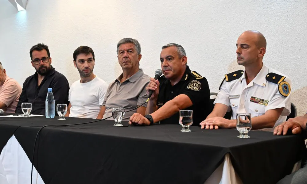 conferencia de prensa Torres en Esquel