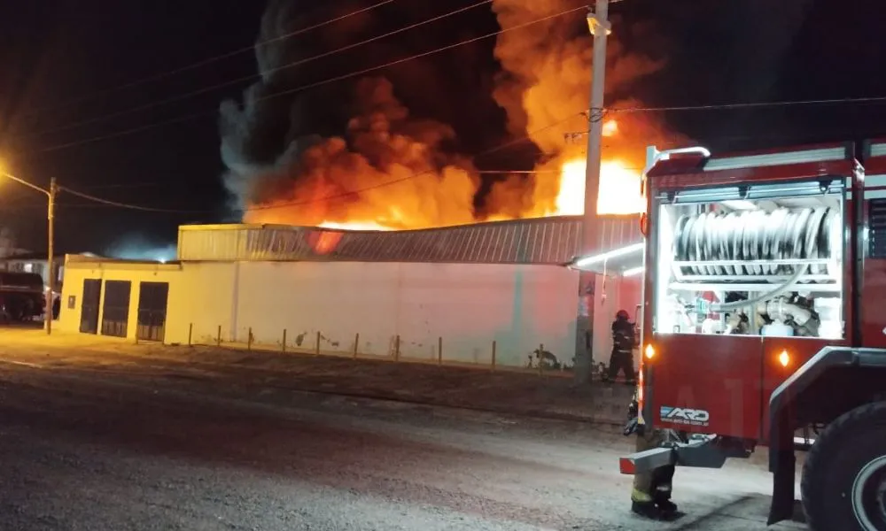 Incendio en Puerto Madryn pesquera Achernar 3