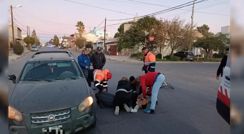 JOVEN CICLISTA HERIDO TRAS CHOQUE CONTRA UN AUTO EN PUERTO MADRYN