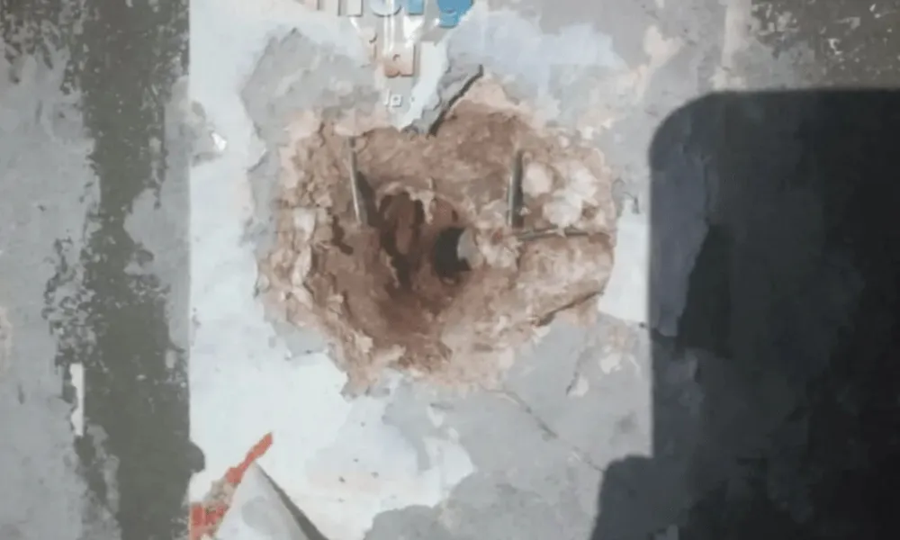 Boquete en una de las celdas