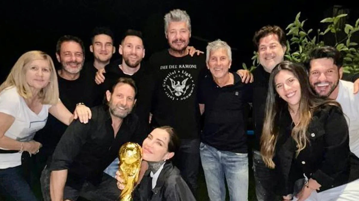 Los Messi y los Tinelli compartiendo una cena. Foto IG @lautaromauro