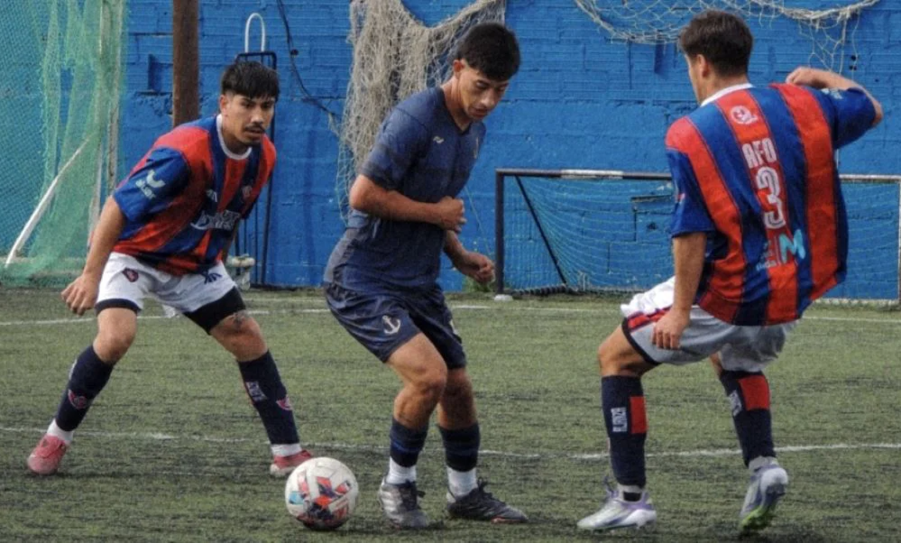 Un error en tiempo de descuento cambió todo en el cierre y le dio a La Banda un triunfo.