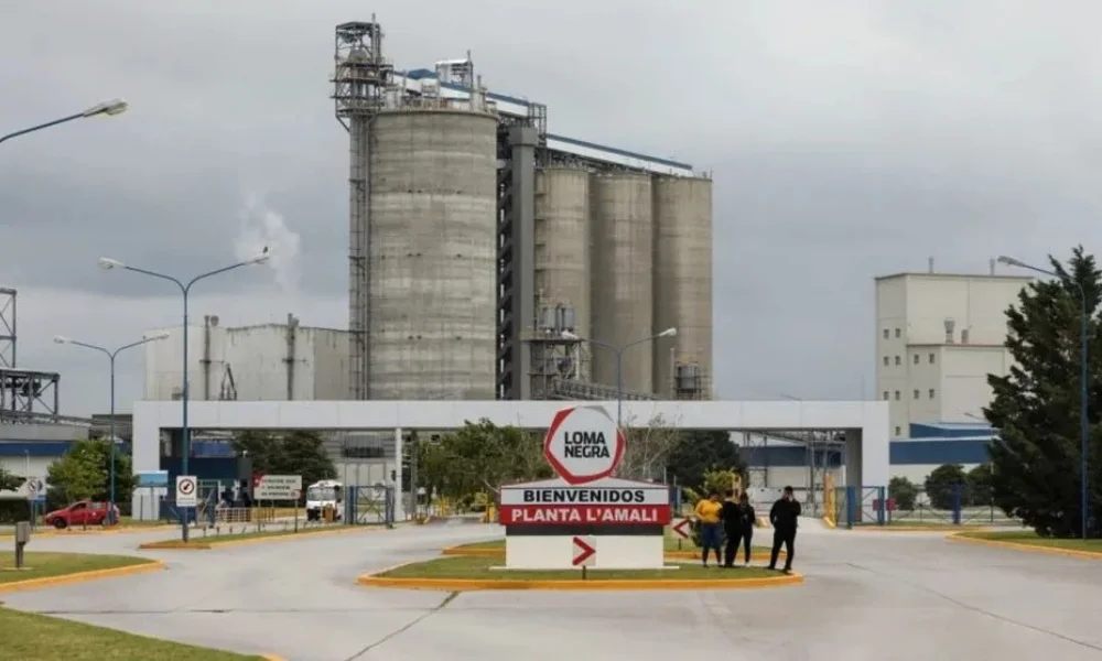 Loma Negra, la mayor cementera del país, decidió apagar durante seis meses el horno principal.
