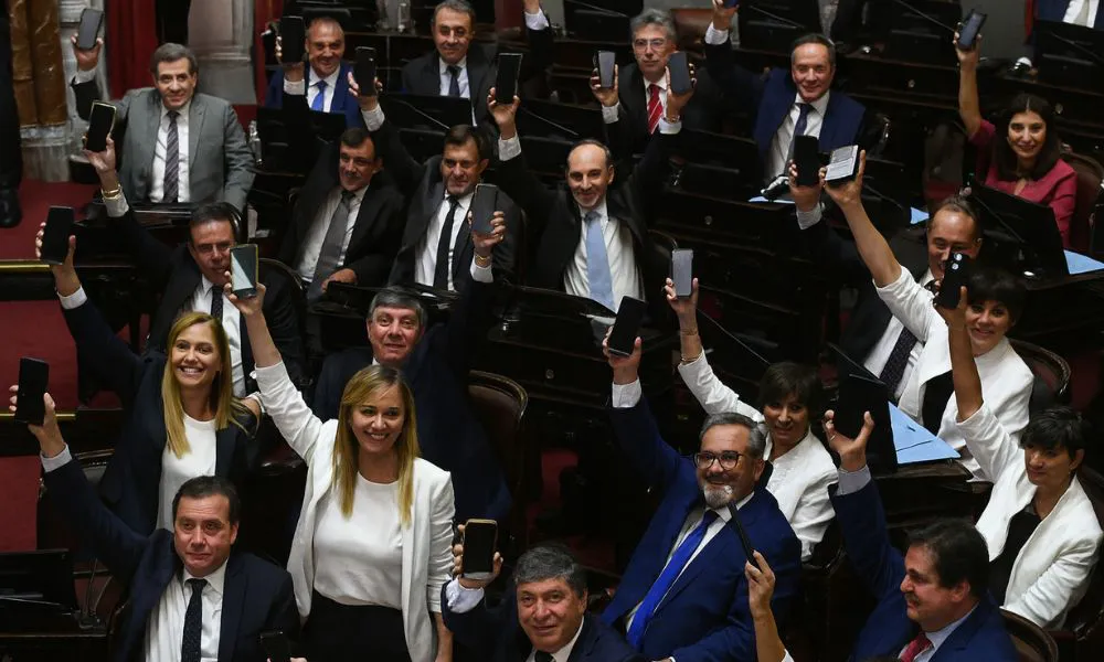 Políticos argentinos levantan un celular imagen ilustrativa generada