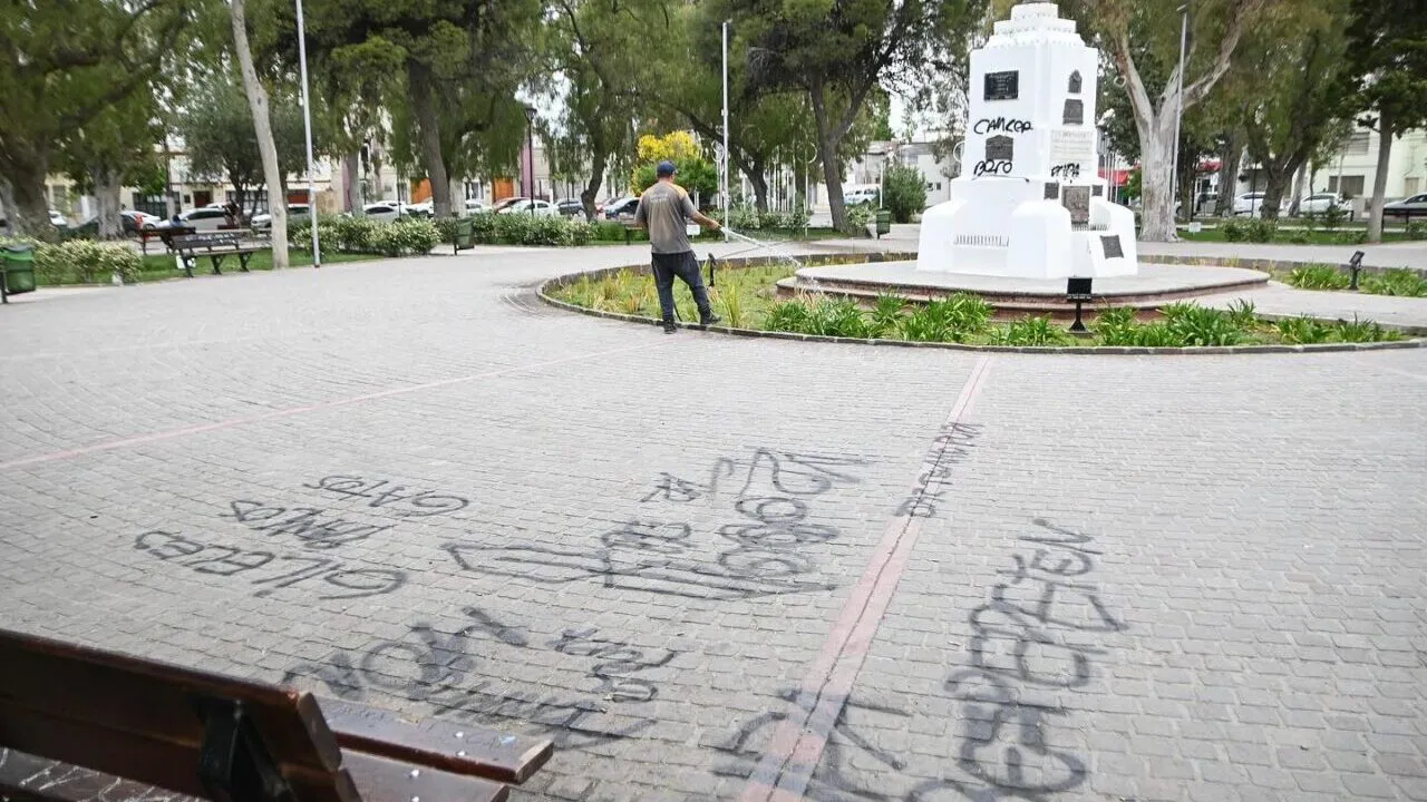 Vandalizaron la plaza San Martín