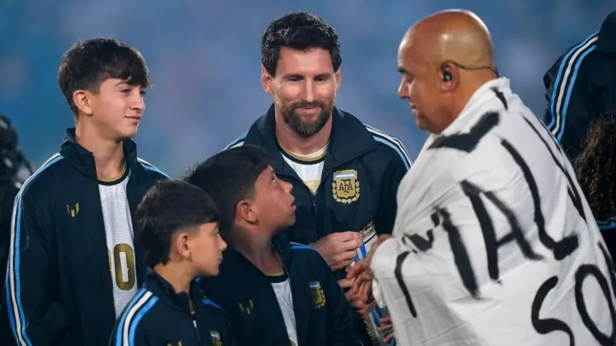 Messi y excombatiente