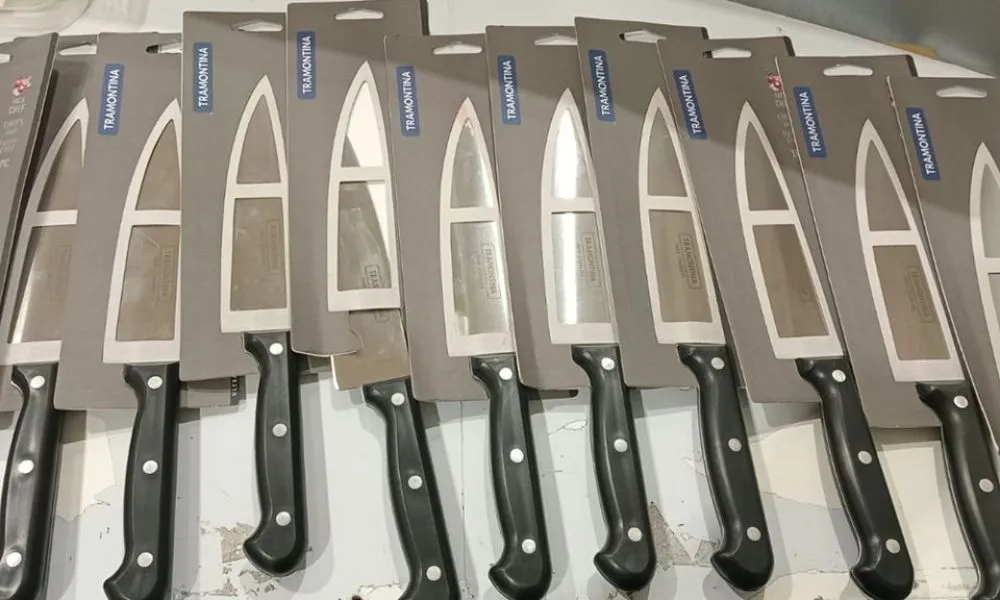 Robo once cuchillos en un supermercado