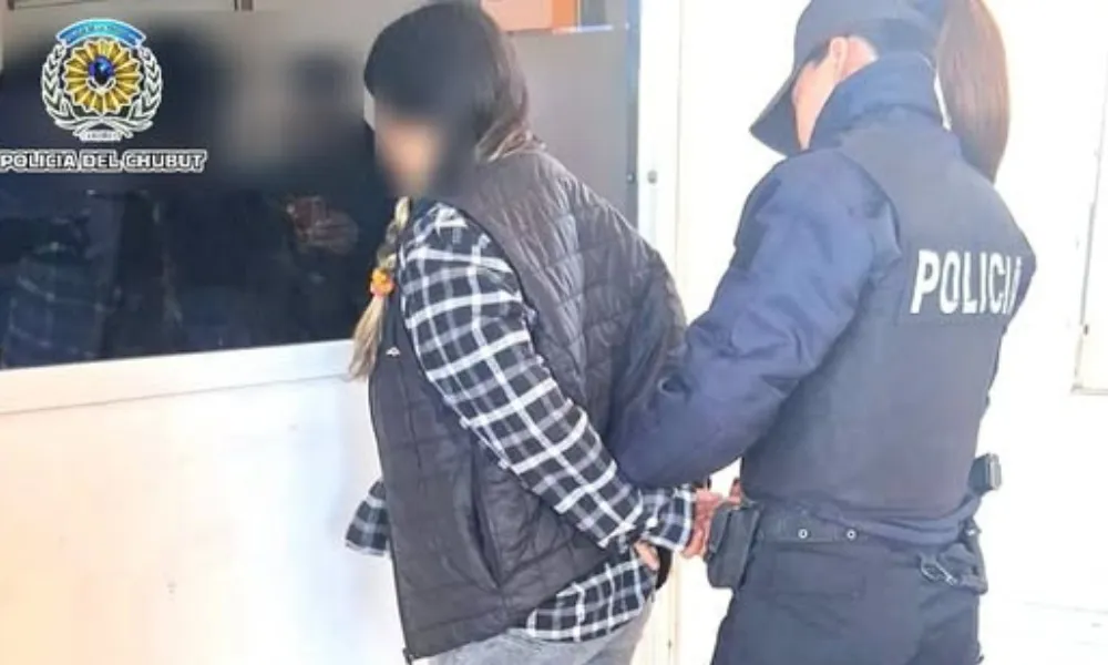 mujer detenida con pedido de captura