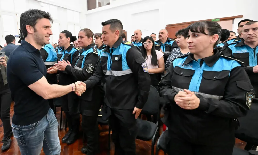 Gobernador Torres con personal policial Gobernador Torres con personal policial