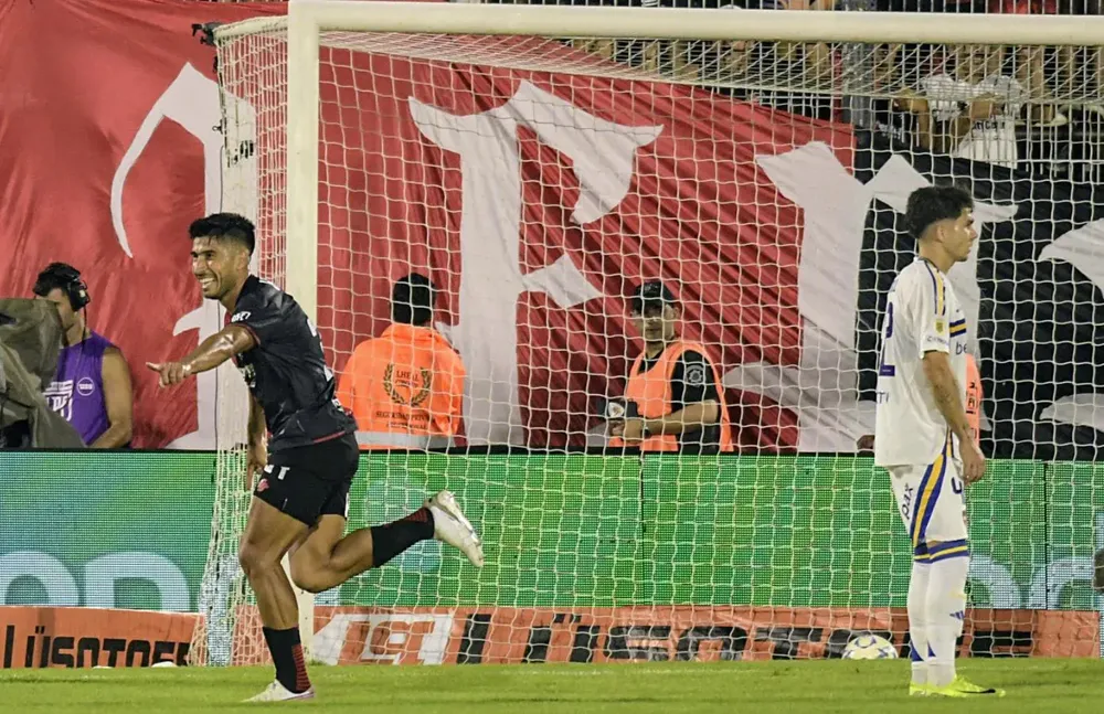 Tras un centro perfectamente ejecutado por Éver Banega, Luciano Lollo conectó de cabeza y aumenta el marcador para la Lepra