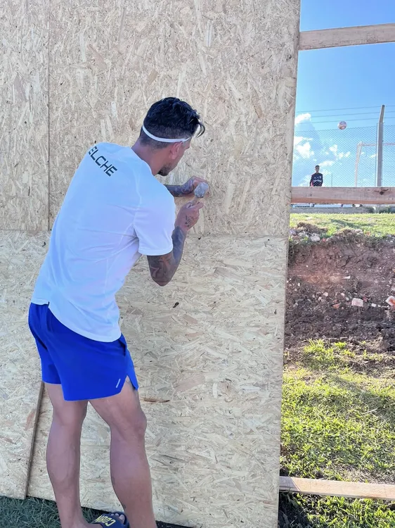 Gustavo Bou cambió los flashes por el barrio. 2